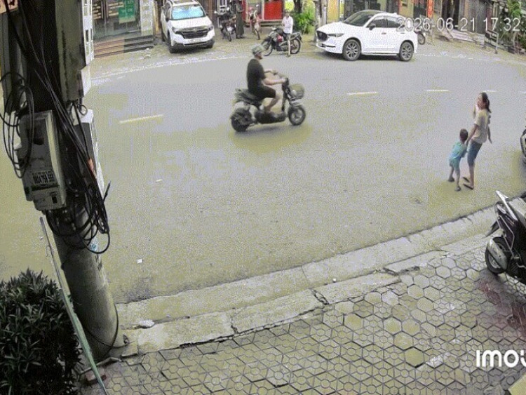 Clip: Bé trai bất ngờ lao sang đường, người phụ nữ đi xe máy ngã trượt dài
