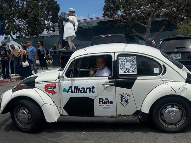 Volkswagen Beetle sơn hình quả bóng cùng chủ nhân xuyên nước Mỹ xem World Cup