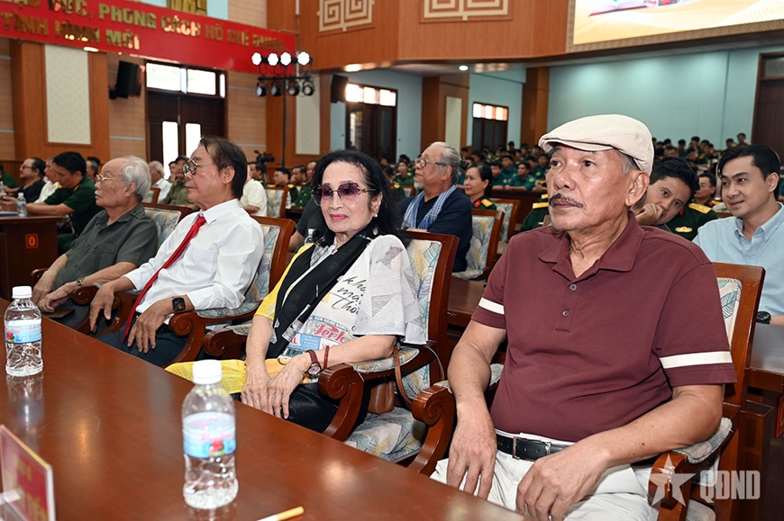 Đại tướng Nguyễn Trọng Nghĩa chủ trì gặp mặt đại biểu văn nghệ sĩ khu vực phía Nam - 2