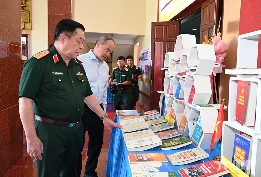 Đại tướng Nguyễn Trọng Nghĩa chủ trì gặp mặt đại biểu văn nghệ sĩ khu vực phía Nam - 4
