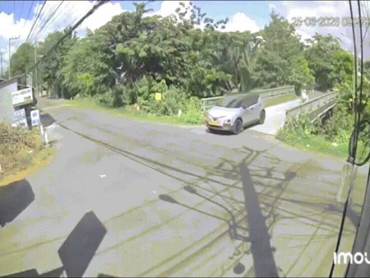 Clip: Kinh hoàng xe máy chở vật liệu đâm xuyên cửa kính taxi giữa ngã tư