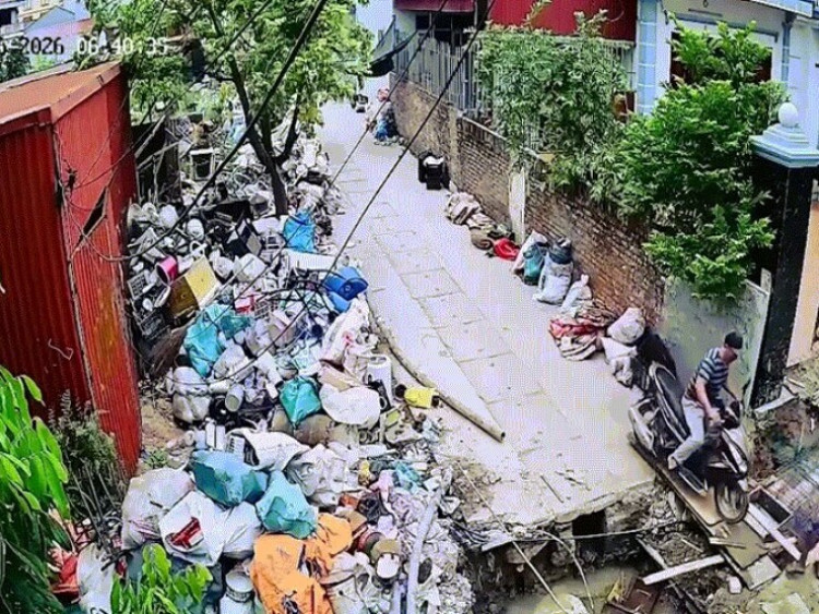 Clip: Hú hồn pha mất thăng bằng trên tấm ván, cả người lẫn xe rơi xuống cống