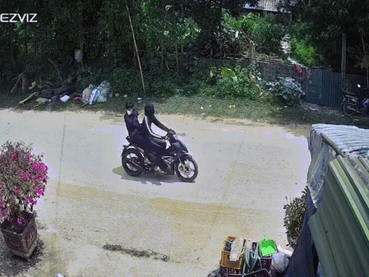 Clip: Hai thanh niên “hạ gục” chậu hoa giấy rồi ngã sõng soài