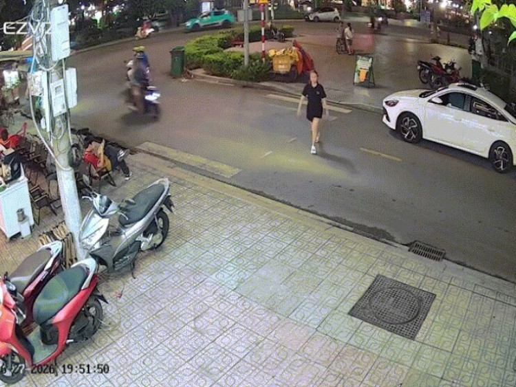 Clip: Sang đường như chốn không người, cô gái bị xe máy hất văng lên không trung