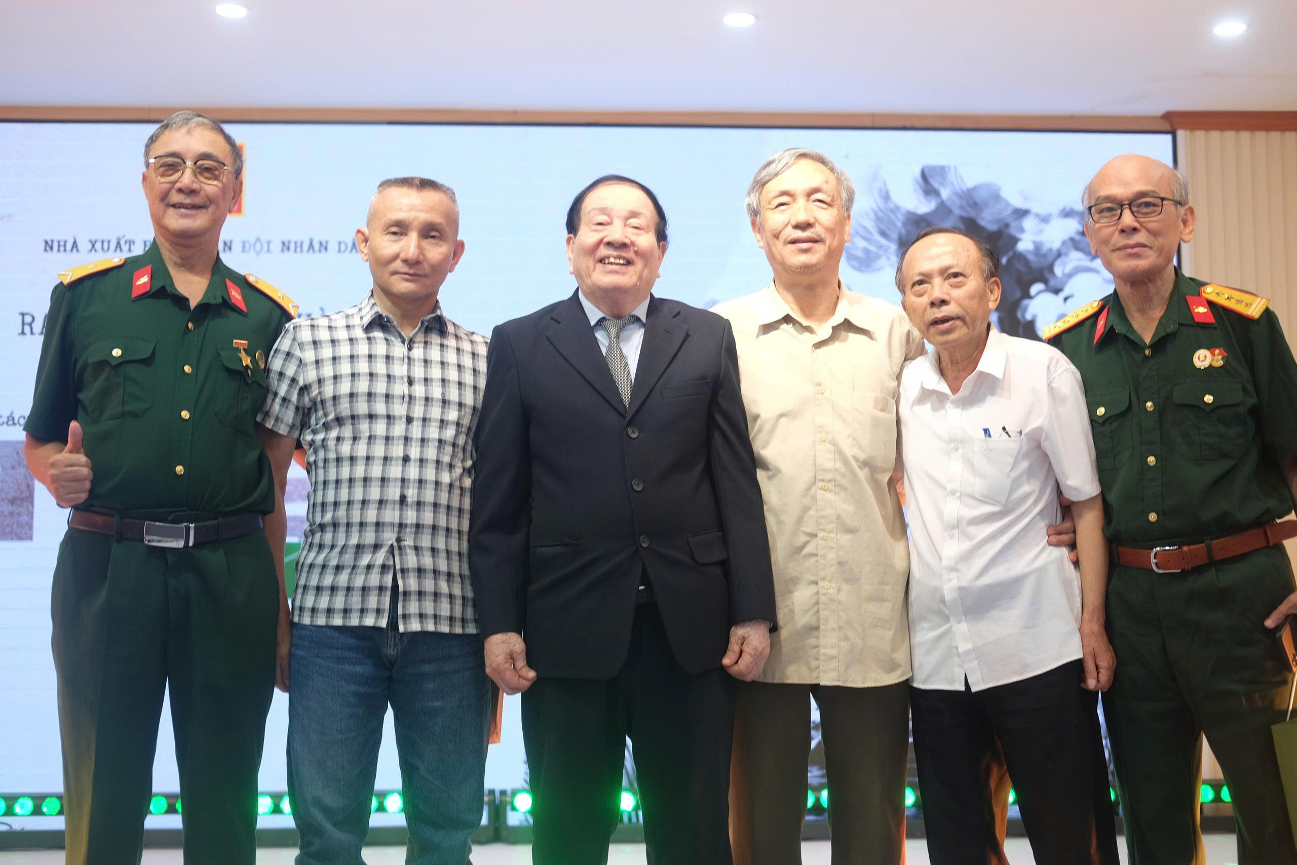Nhà thơ Hữu Thỉnh ra mắt tiểu thuyết đầu tay - 7