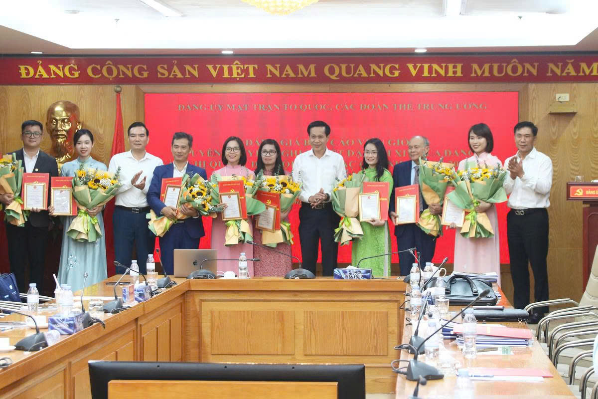 Xây dựng đội ngũ báo cáo viên thực sự là chiến sĩ xung kích trên mặt trận tư tưởng của Đảng - 3