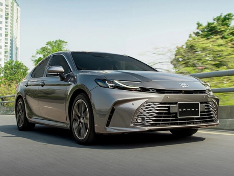 Toyota Camry HEV được điều chỉnh giá giảm 140 triệu đồng