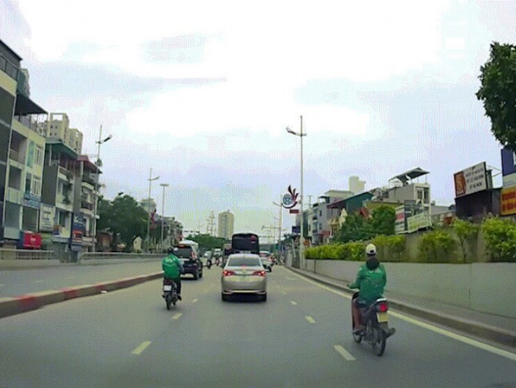 Clip: Thanh niên đâm đuôi ô tô, chiếc xe máy xoay tròn rồi va thêm lần nữa