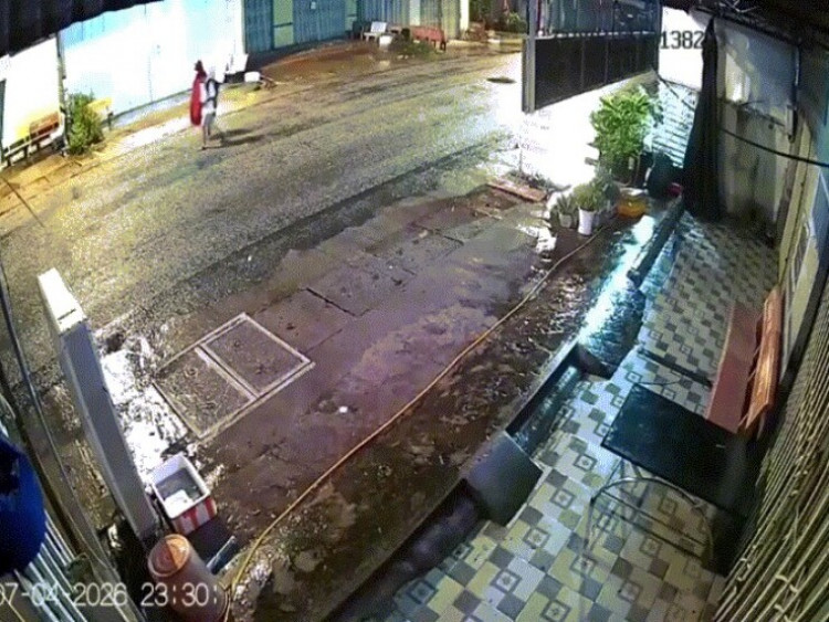Clip: Kinh hoàng xe máy lao tốc độ “bàn thờ”, hất văng người đi bộ trong tích tắc