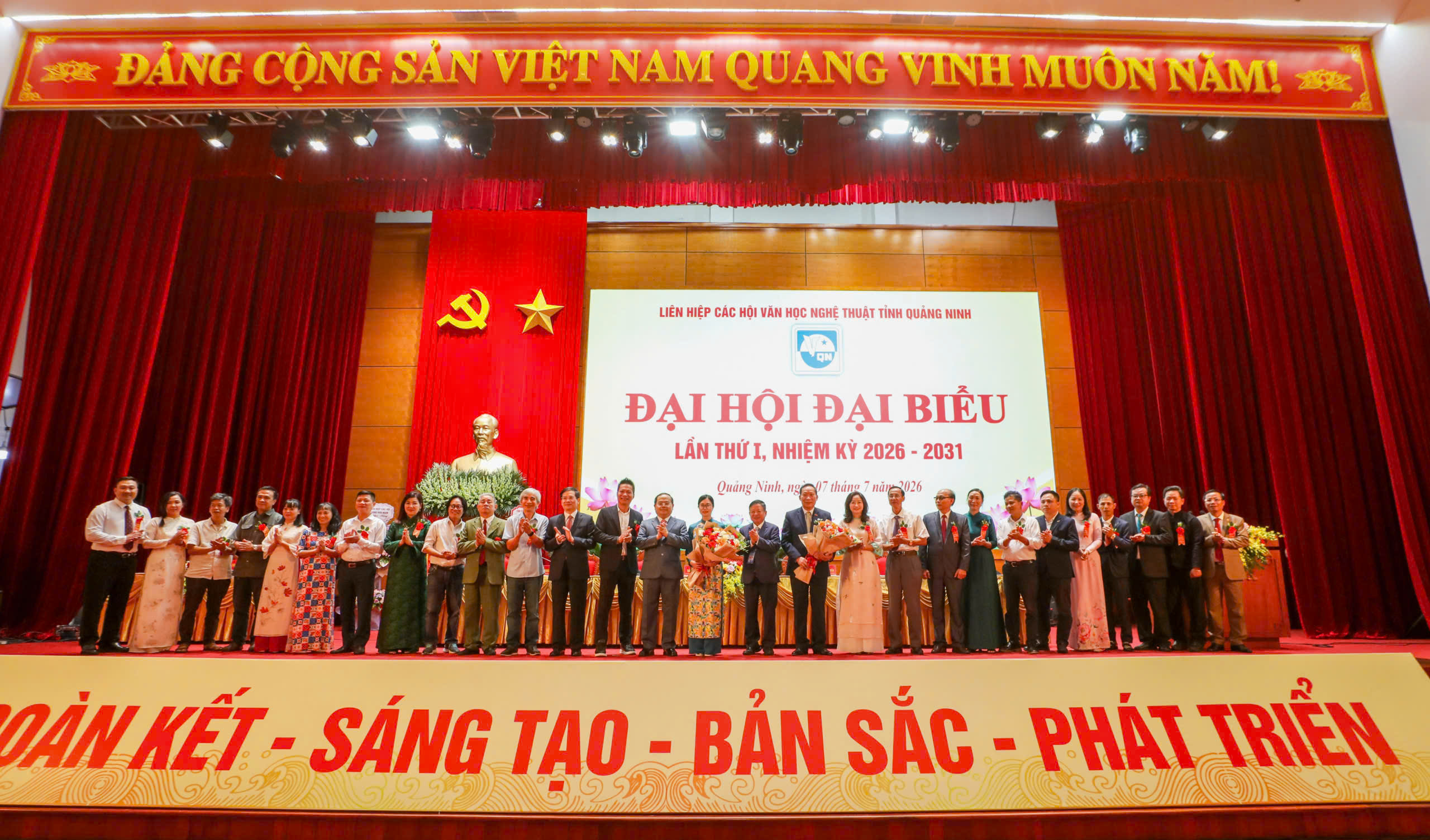 Bà Trần Thùy Liên đắc cử Chủ tịch Liên hiệp các Hội Văn học Nghệ thuật tỉnh Quảng Ninh khóa I - 4