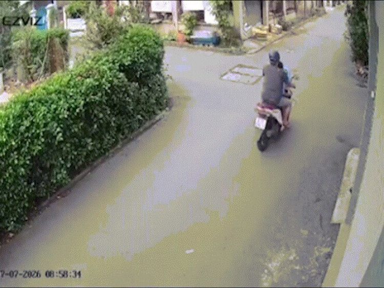 Clip: Va chạm tại ngã tư, người đàn ông bất ngờ lao tới đạp cô gái sau cú ngã