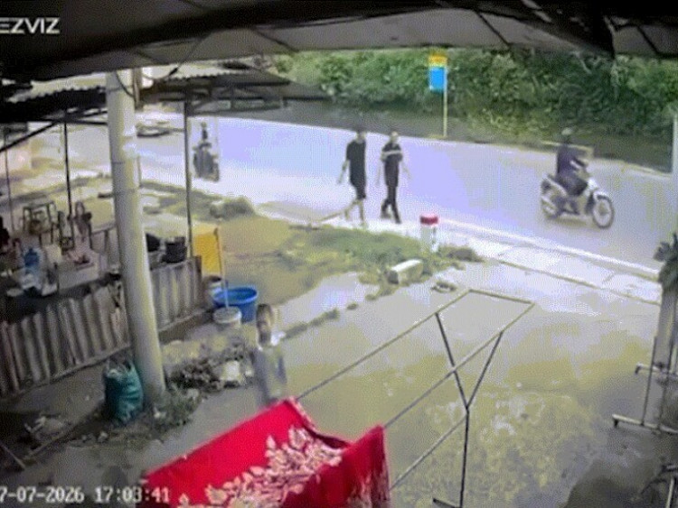 Clip: Ninja chạy xe khó hiểu, đâm ngã hai người đi bộ sát lề đường