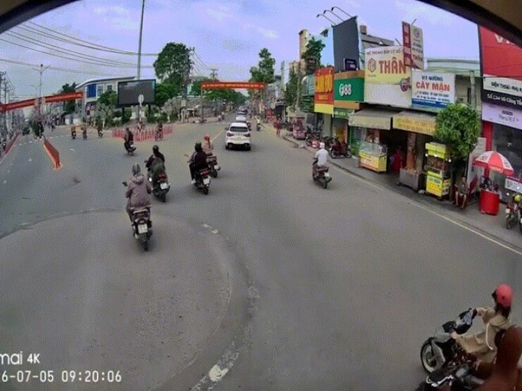 Clip: Hai xe máy va chạm trước đầu ô tô, khoảnh khắc khiến người xem thót tim