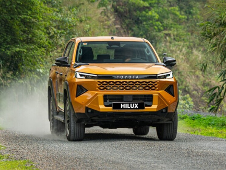 Ford Ranger “mất ngôi”, Toyota Hilux bứt tốc với 1.000 xe bán ra