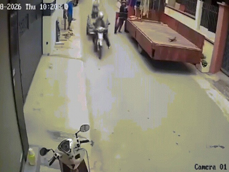 Clip: Đi xe máy vướng dây cẩu, người đàn ông bị hất ngửa vào thùng xe