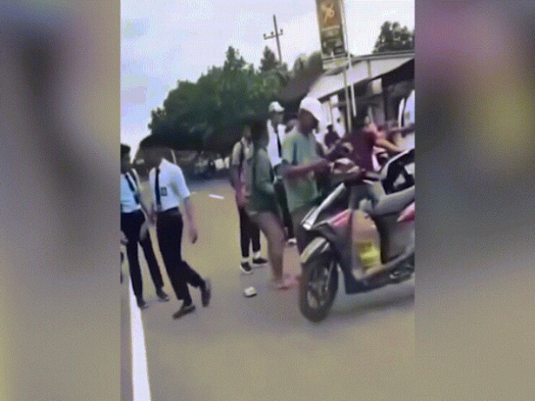 Clip: Vừa được đưa vào lề sau tai nạn, cô gái lại bị xe máy đâm thêm lần nữa