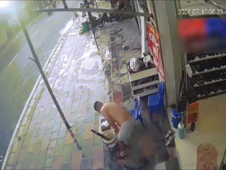 Clip: Người đàn ông “lăng ba vi bộ” né xe máy lao thẳng vào người trong gang tấc