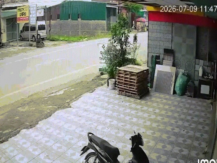 Clip: Xe máy “không người lái” đâm đổ biển quảng cáo khiến nhiều người ngỡ ngàng