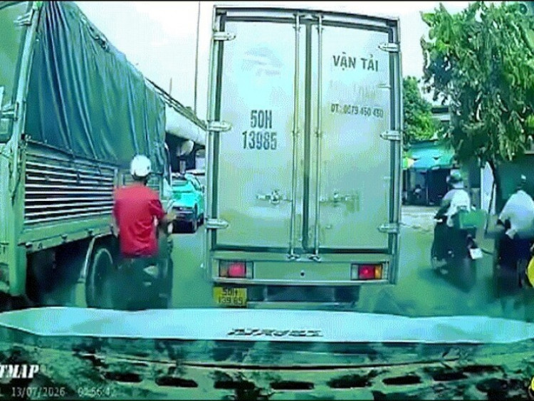 Clip: Ninja phóng xe “như chỗ không người”, đâm cực mạnh vào đuôi xe tải