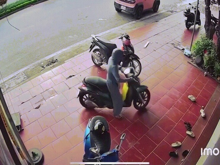 Clip: Hết hồn Ninja cùng xe máy bị hất văng lên không trung vì sợi dây