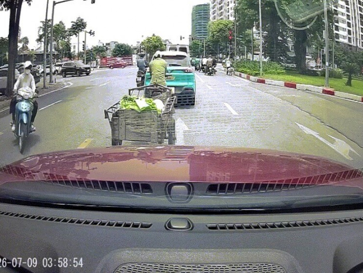 Clip: Ninja ôm cua quay đầu tránh đèn đỏ, đâm thẳng vào ô tô cực mạnh