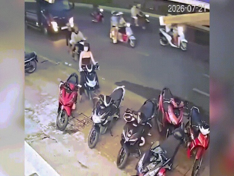 Clip: Vô tư lấy nhầm xe máy của người khác, Ninja khiến nhiều người bật cười
