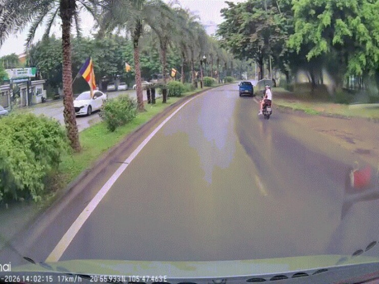 Clip: Cầm ô đi xe máy trời mưa, cặp đôi lao thẳng vào ô tô bên đường