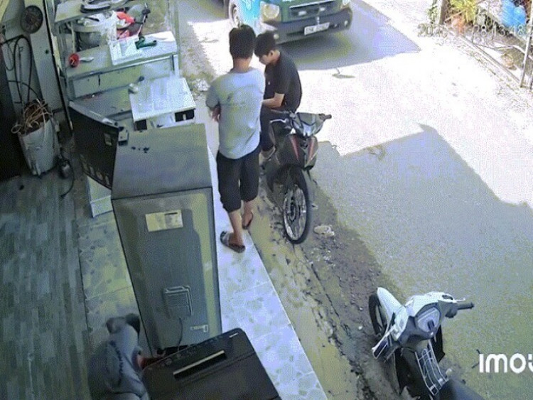 Clip: Tai bay vạ gió, người đàn ông ngồi trên xe máy bị cửa thùng ô tô đập trúng