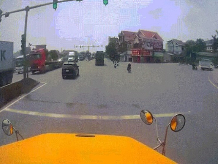 Clip: Chuyển hướng như chỗ không người, thanh niên lộn santo sau cú va chạm ô tô