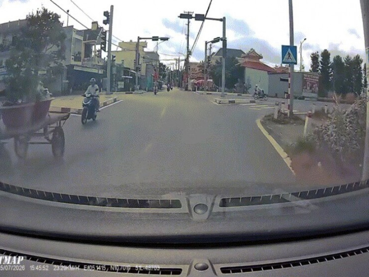 Clip: Ninja qua ngã tư như chỗ không người, xe máy gãy càng sau cú tông