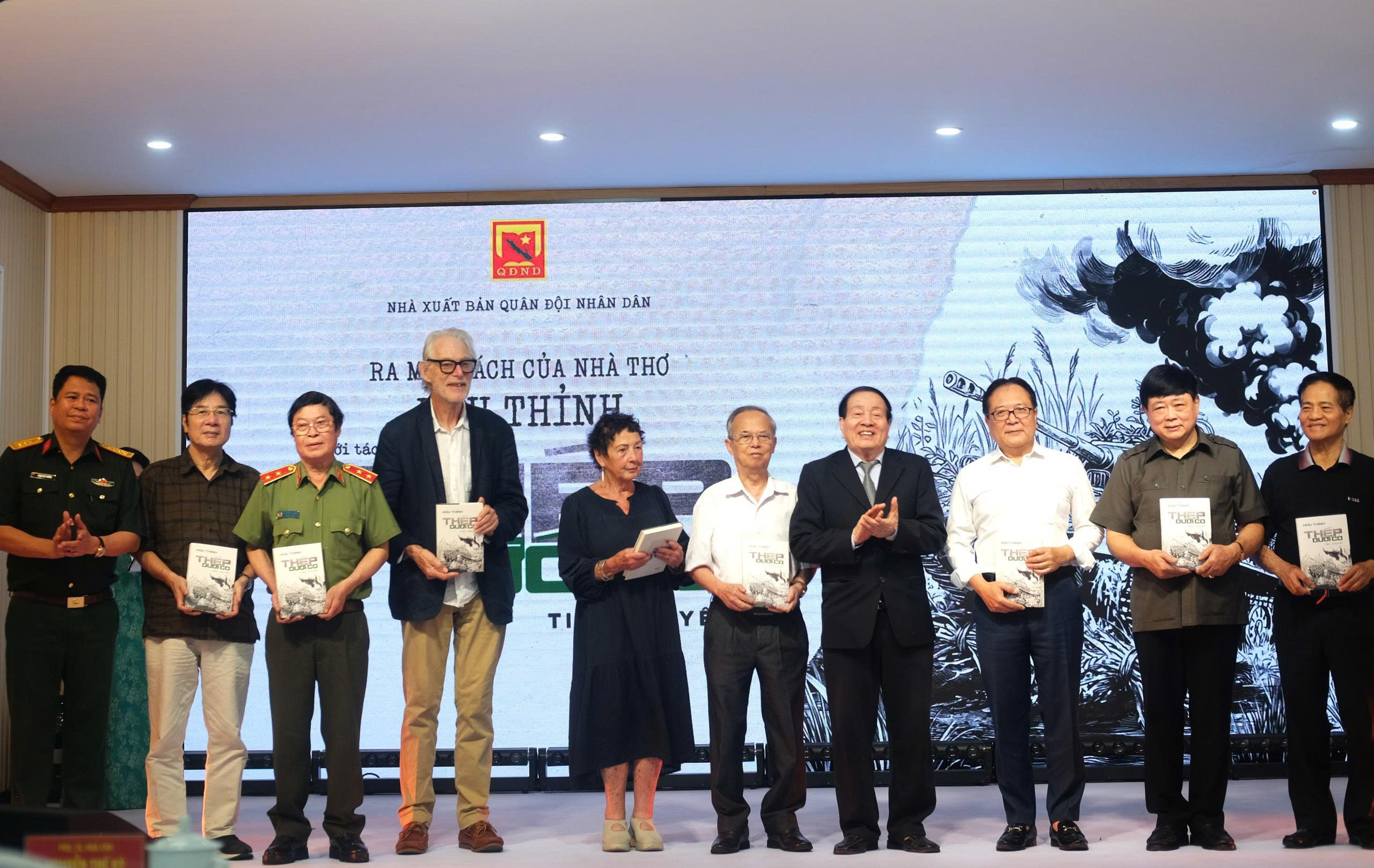 Nhà thơ Hữu Thỉnh ra mắt tiểu thuyết đầu tay - 1