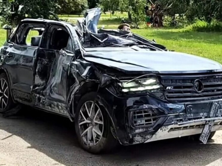 Mẫu xe Volkswagen Touareg biến dạng sau khi bị tấn công bằng tên lửa
