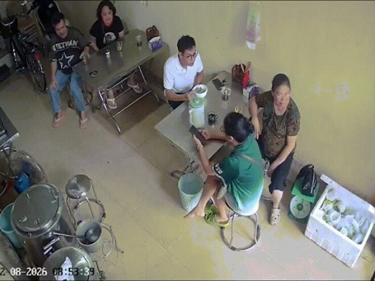 Clip: Vừa nổ máy, người phụ nữ lao xe thẳng vào những người ngồi trong nhà