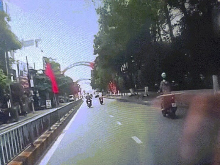 Clip: Lạng lách như chỗ không người, thanh niên lao thẳng vào đầu ô tô