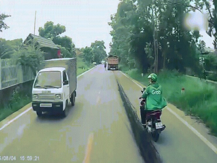 Clip: Xe máy trượt vệt dầu trên đường, người đàn ông lộn nhiều vòng trước đầu ô tô
