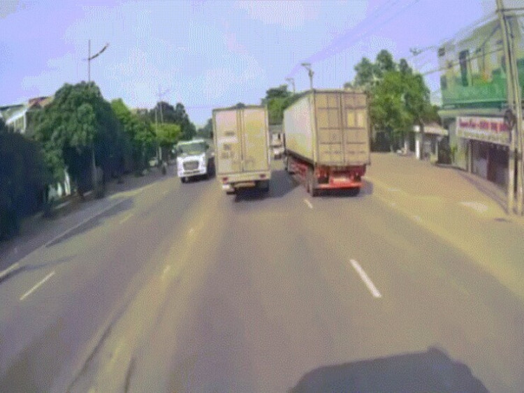 Clip: Hết hồn thanh niên định “xuyên không” giữa ô tô tải và đầu kéo