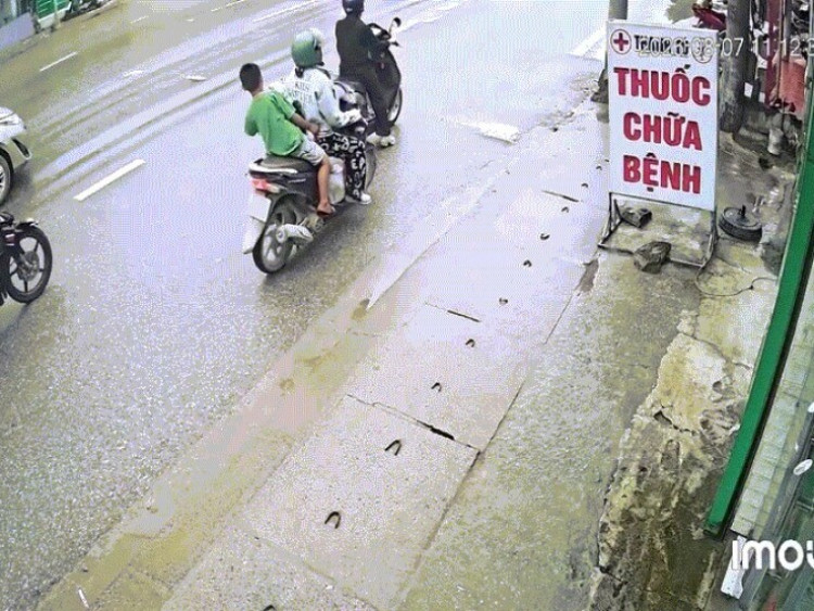 Clip: “Khối nghỉ hè” bám baga xe máy đang dừng, hai em nhỏ ngã nhào giữa đường