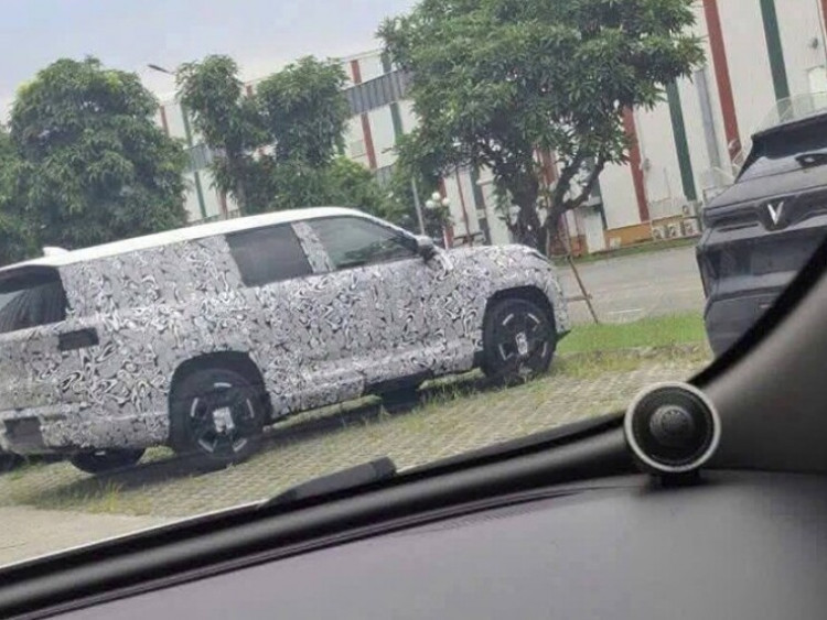 SUV bí ẩn ngang cỡ VF 9 bất ngờ lộ diện tại nhà máy VinFast