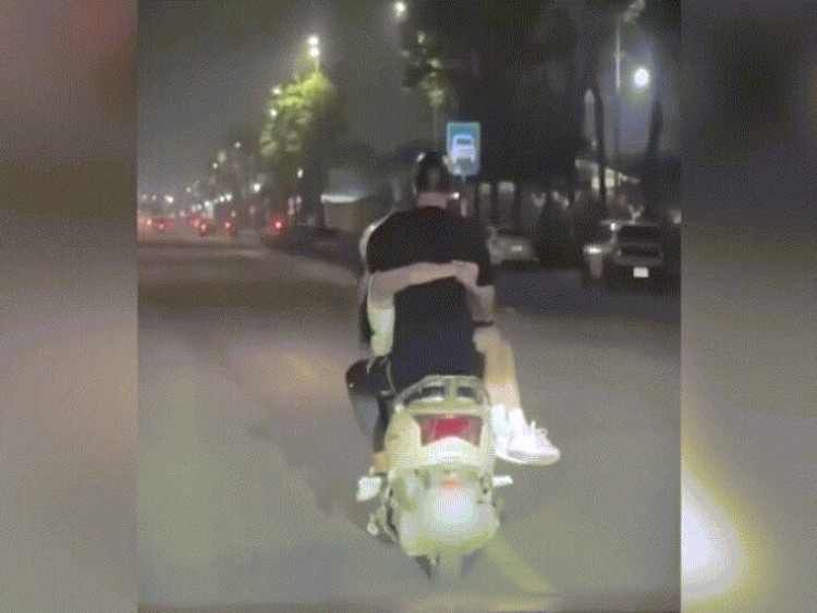 Clip: Cặp đôi thể hiện tình cảm có 1-0-2 trên xe máy khiến người đi đường ngỡ ngàng