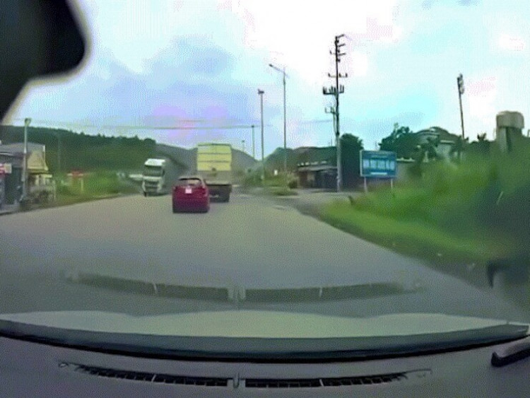 Clip: Tài xế ô tô con bẻ lái cực nhanh, thoát cú đè trí mạng trong gang tấc
