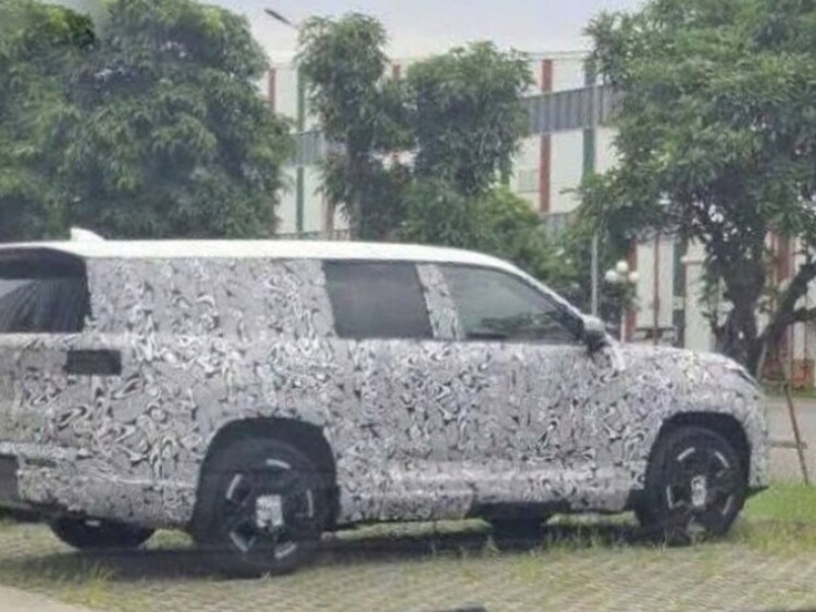 Xe SUV cỡ lớn mới ngụy trang xuất hiện tại nhà máy VinFast