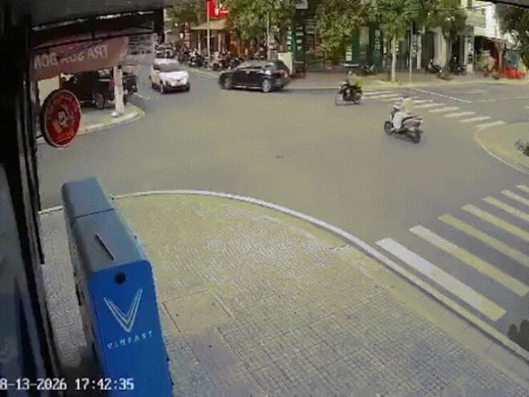 Clip: Thanh niên “bay” qua đầu ô tô sau cú đâm cực mạnh ở ngã tư