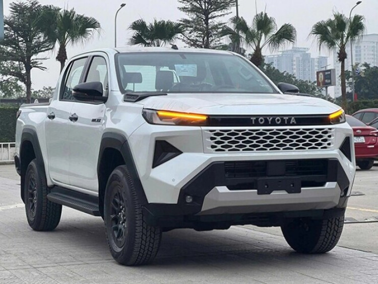 Toyota Hilux bất ngờ giảm giá mạnh, bản Pro rẻ hơn Ford Ranger
