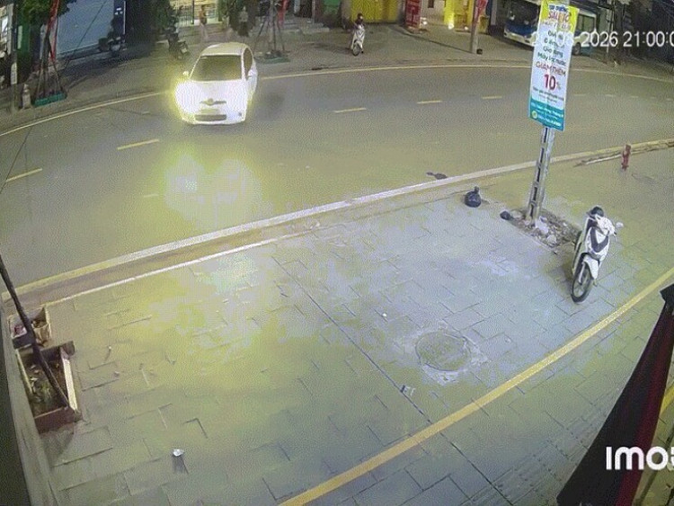 Clip: Xe điện lao như tên bắn, thiếu niên lao thẳng vào gầm ô tô cực mạnh