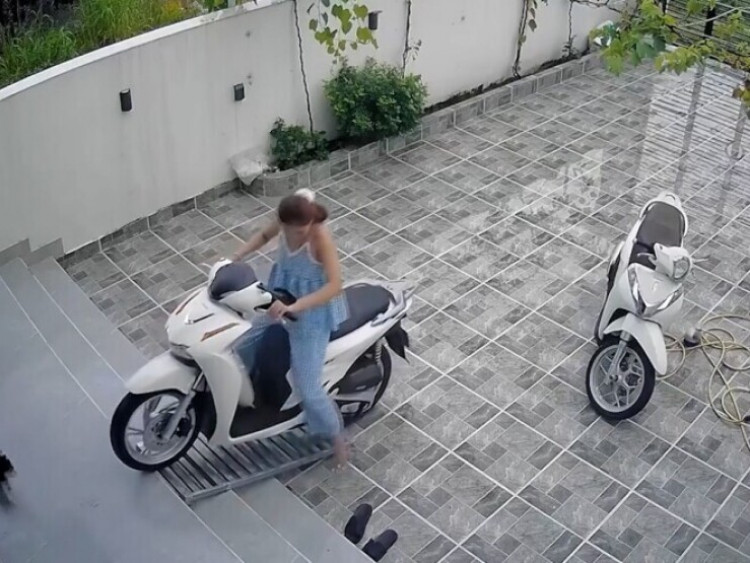 Clip: Người phụ nữ ngã sõng soài khi “cưỡi xe máy” lùi từ trong nhà ra sân