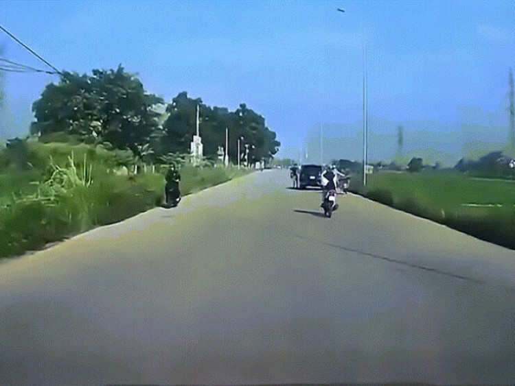 Clip: “Đi xe như không có mắt” thanh niên lao thẳng vào ô tô đang dừng cực mạnh
