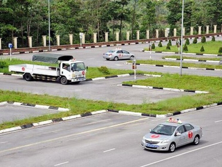 Từ 3/2027, thi bằng lái ô tô có thêm bài vượt xe, chuyển làn và trả làn