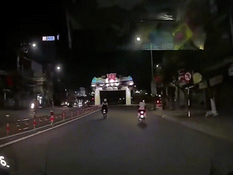 Clip: Tưởng cổng chào đi xuyên được, hai thanh niên phóng xe vào và cái kết