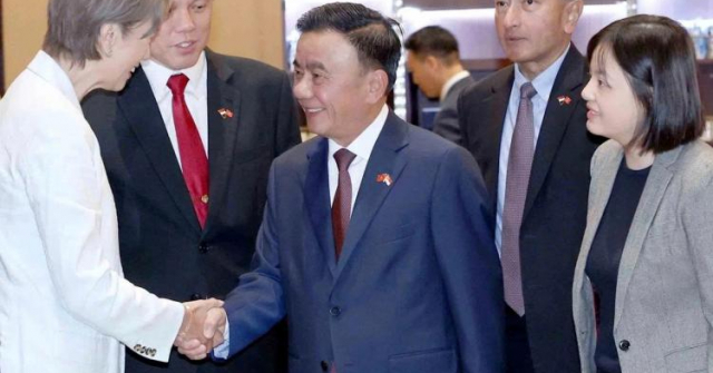 Lễ đón Thường trực Ban Bí thư Trần Cẩm Tú thăm chính thức Singapore