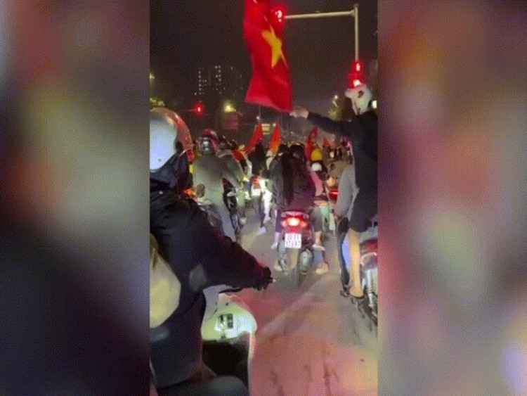 Clip: Đang vẫy cờ ăn mừng, thanh niên ngã “chổng vó lên trời” vì bạn bất ngờ vít ga